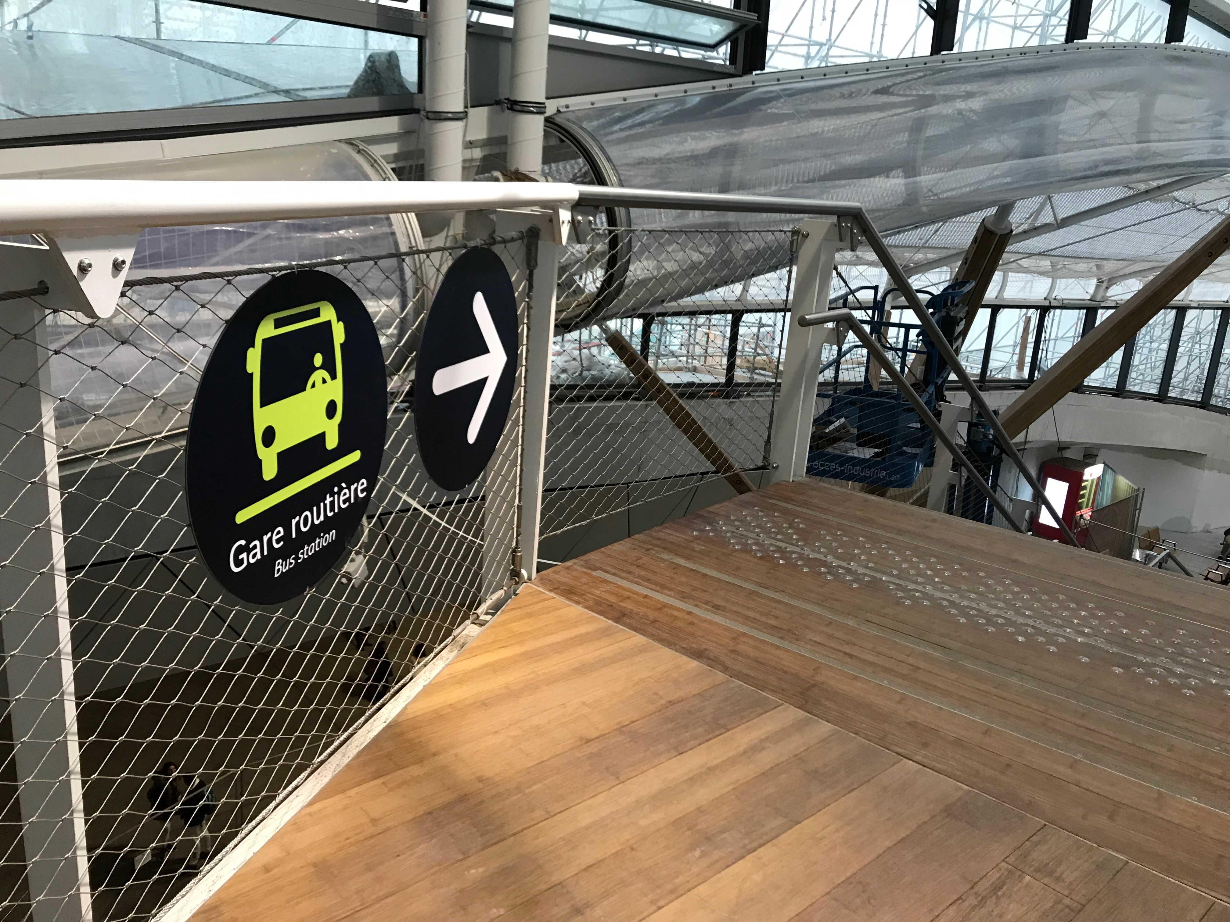 レンヌ駅バスターミナルへの看板