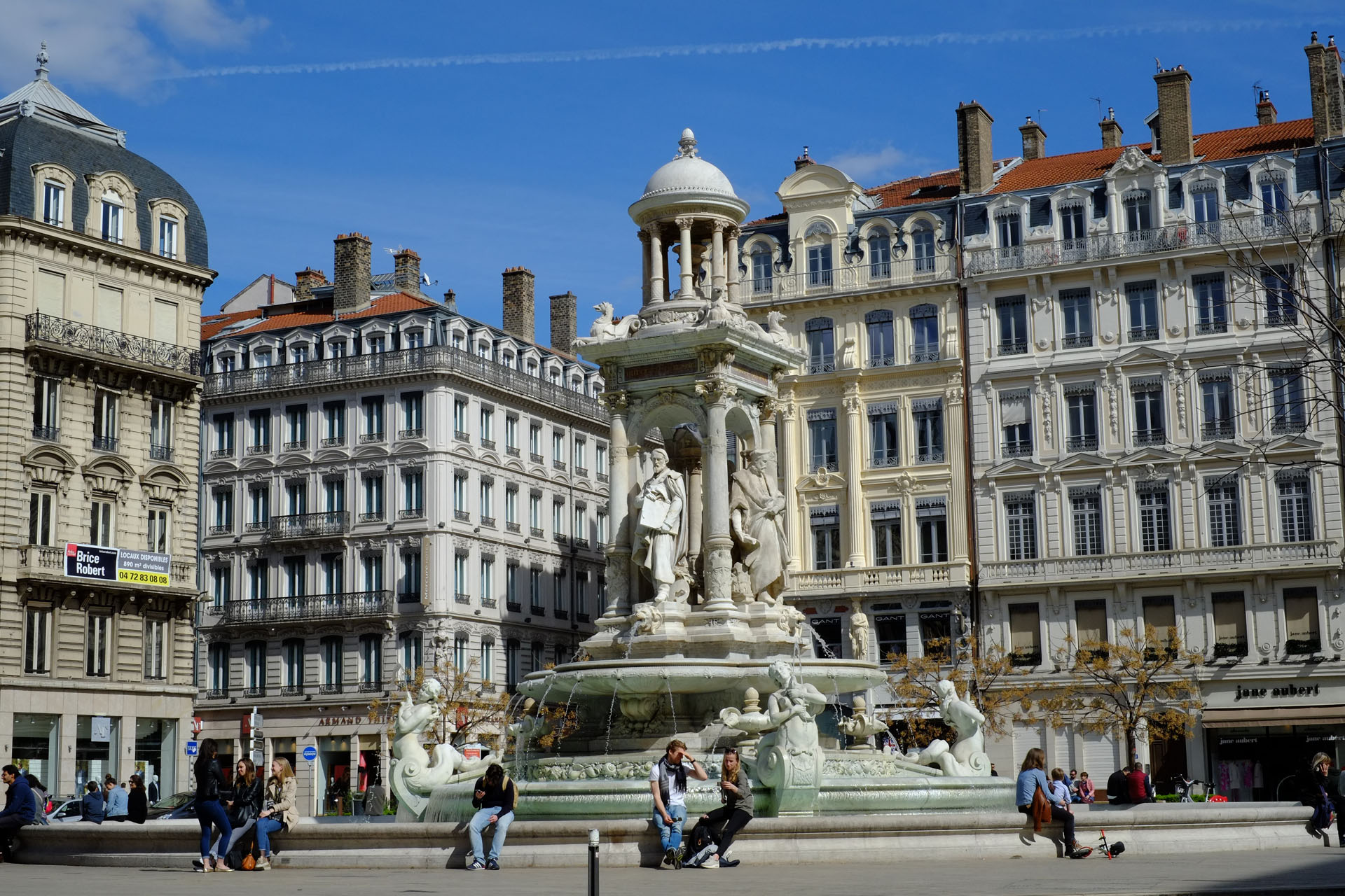 西暦1200年頃フランス(リヨン地方)で染技術に使用された〝版木〟 西暦1200年頃フランス(リヨン地方)で染技術に使用された〝版木