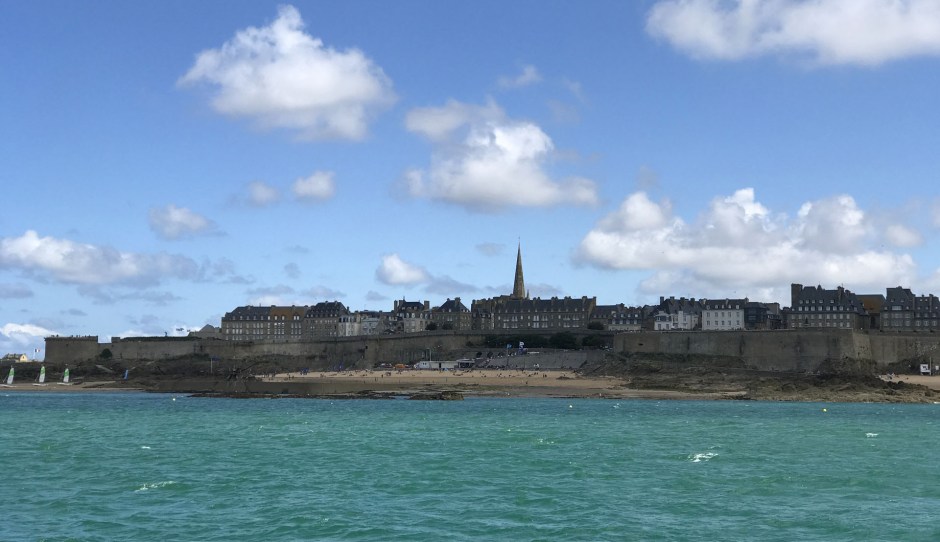 海から見たサン・マロの景色