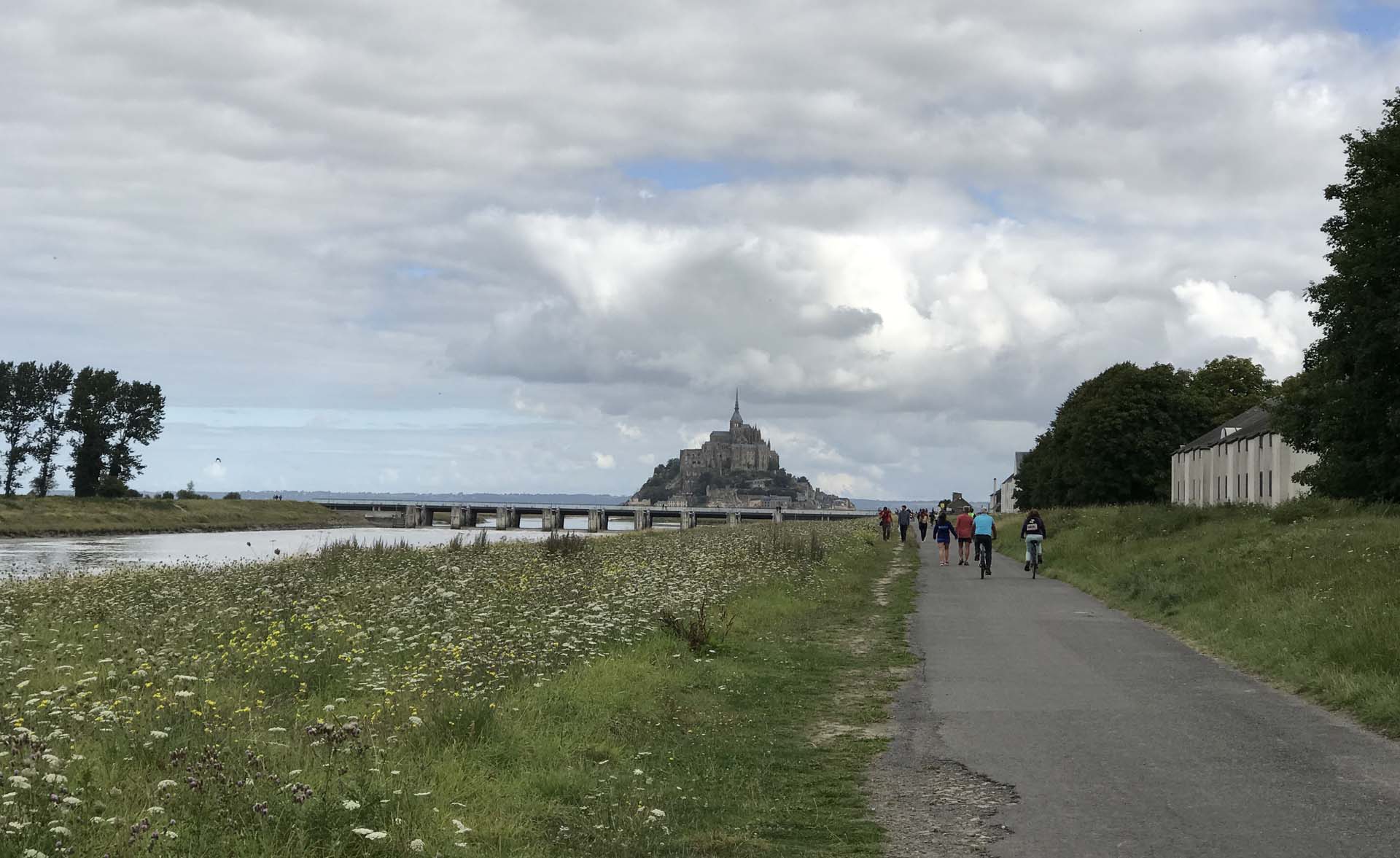 クエノン川沿いに続くサイクリングコース