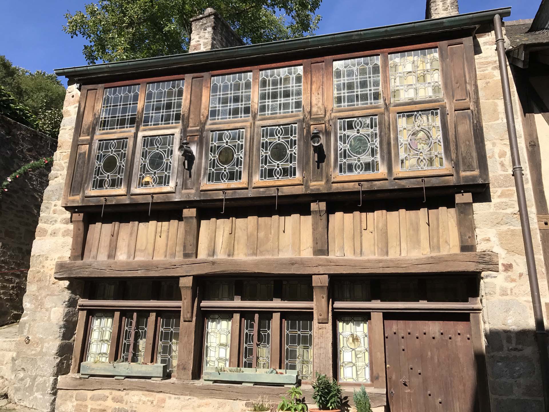 ディナンの透かし窓が付けられた木骨造りの建物