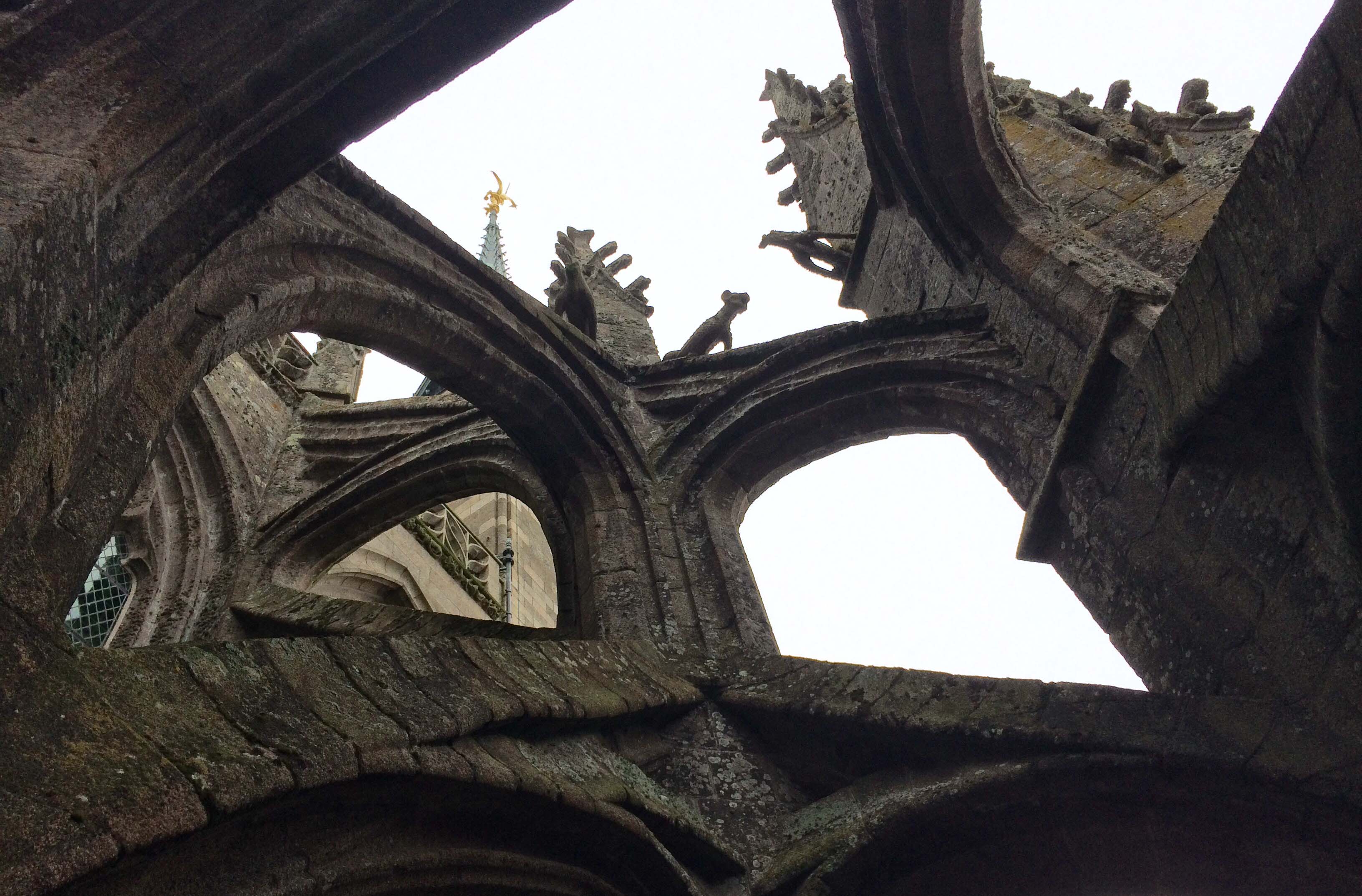 モン・サン・ミッシェル修道院付属教会のフライング・バットレスと尖塔