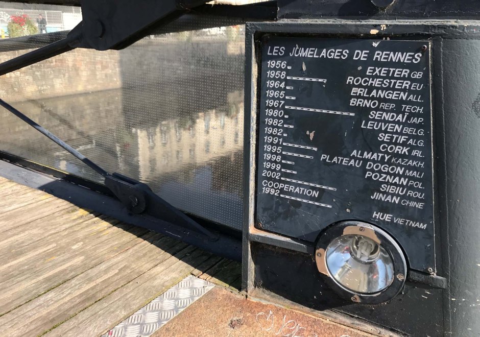 レンヌの姉妹都市が刻まれたの橋