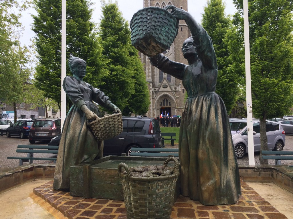 カンカルの牡蠣を仕分ける女性像