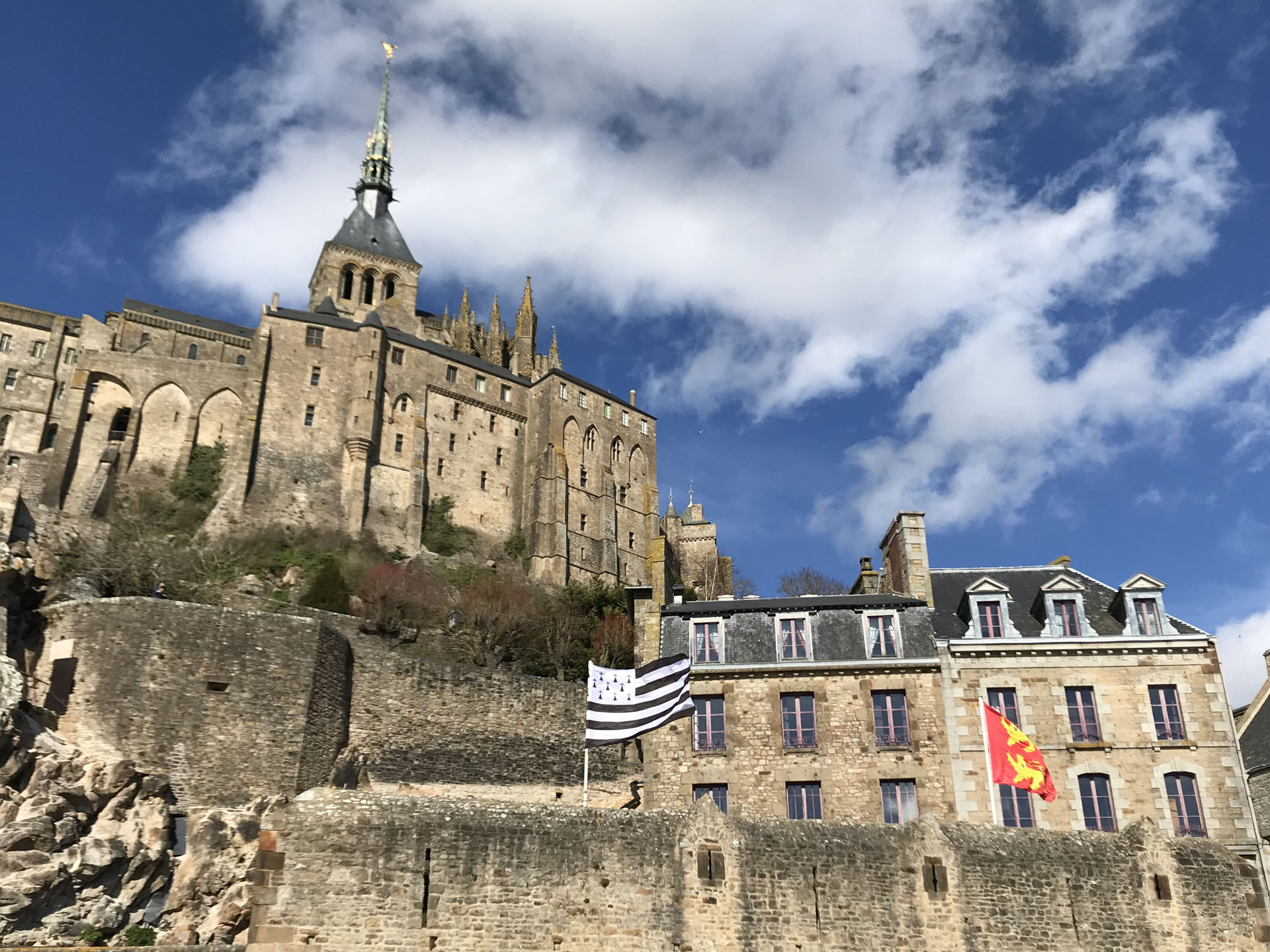 モン・サン・ミッシェルとブルターニュの旗