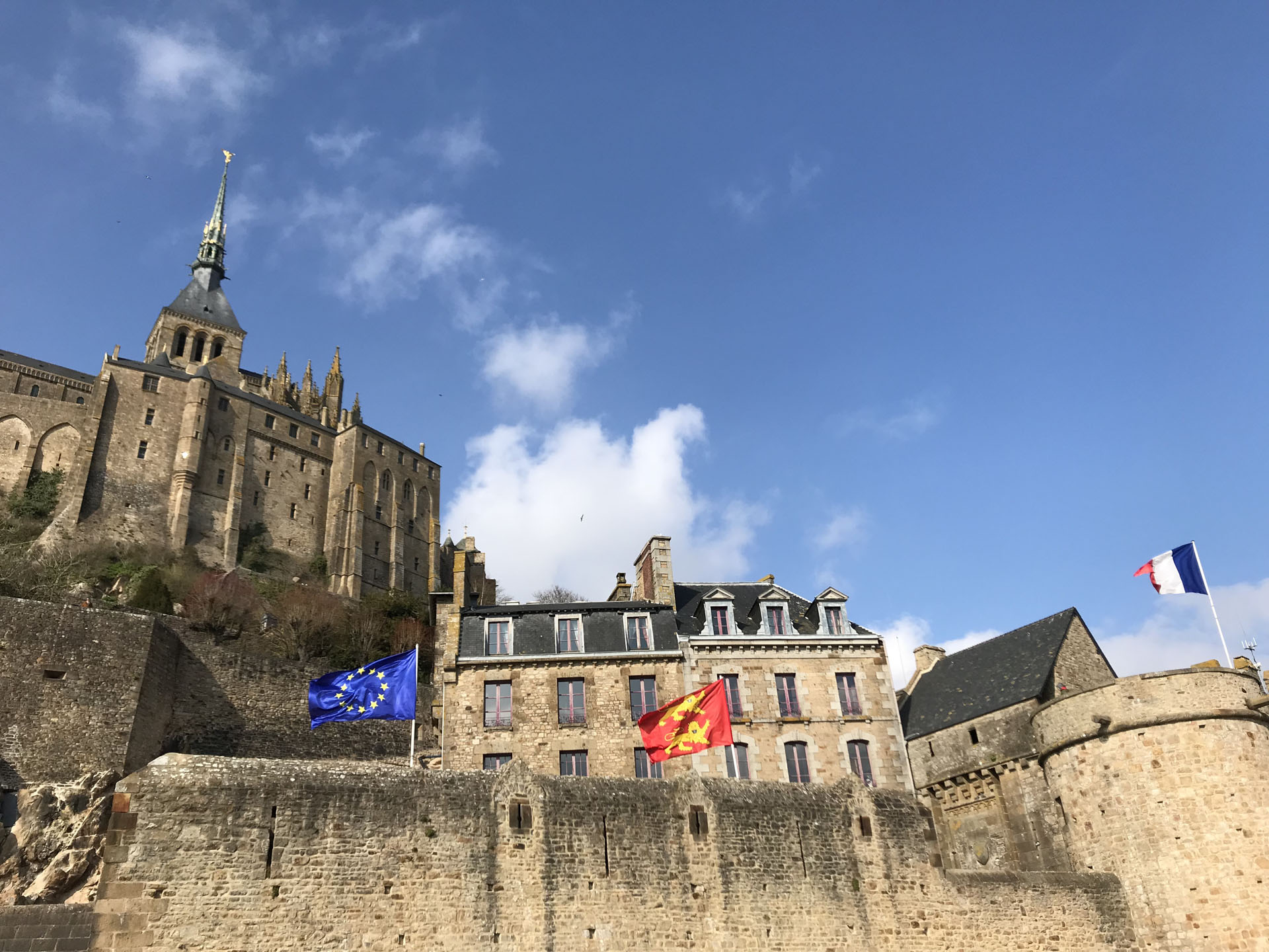 モン・サン・ミッシェルとEUの旗