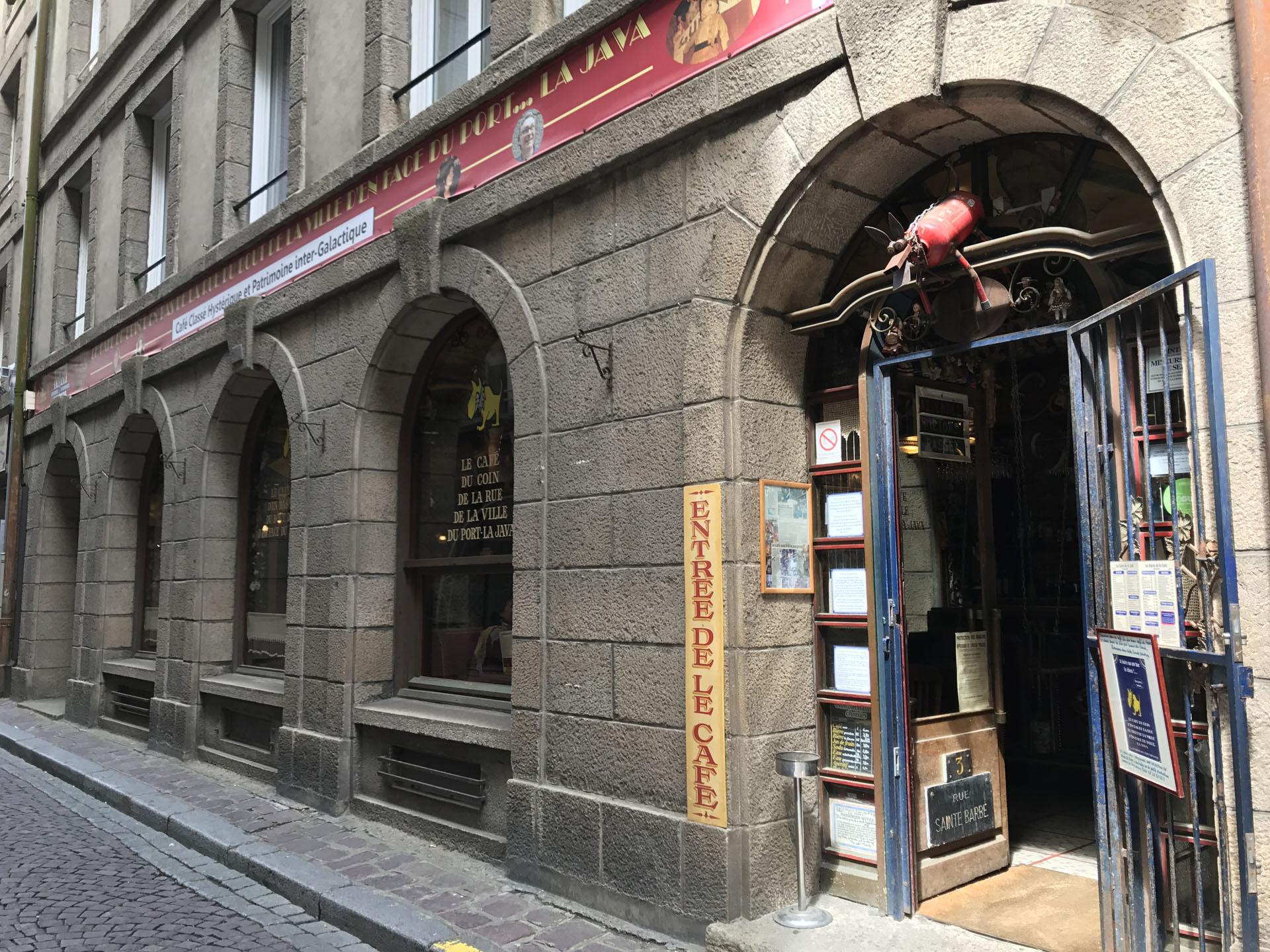 Le Café du coin d'en bas de la rue du bout de la ville d'en face du portの入り口