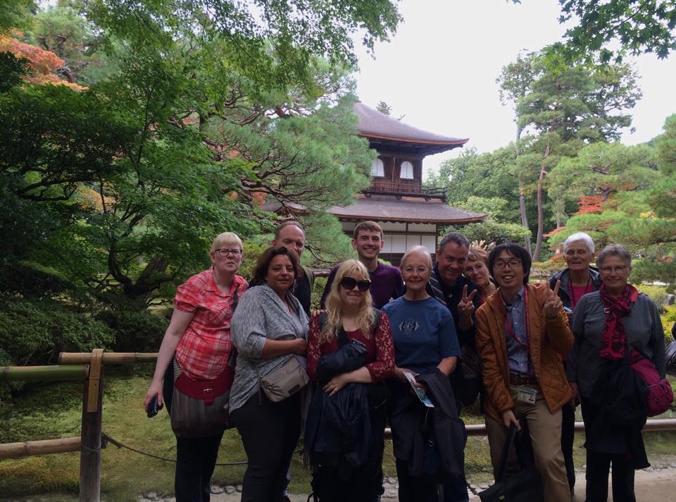 銀閣寺でフランス語圏観光客を案内