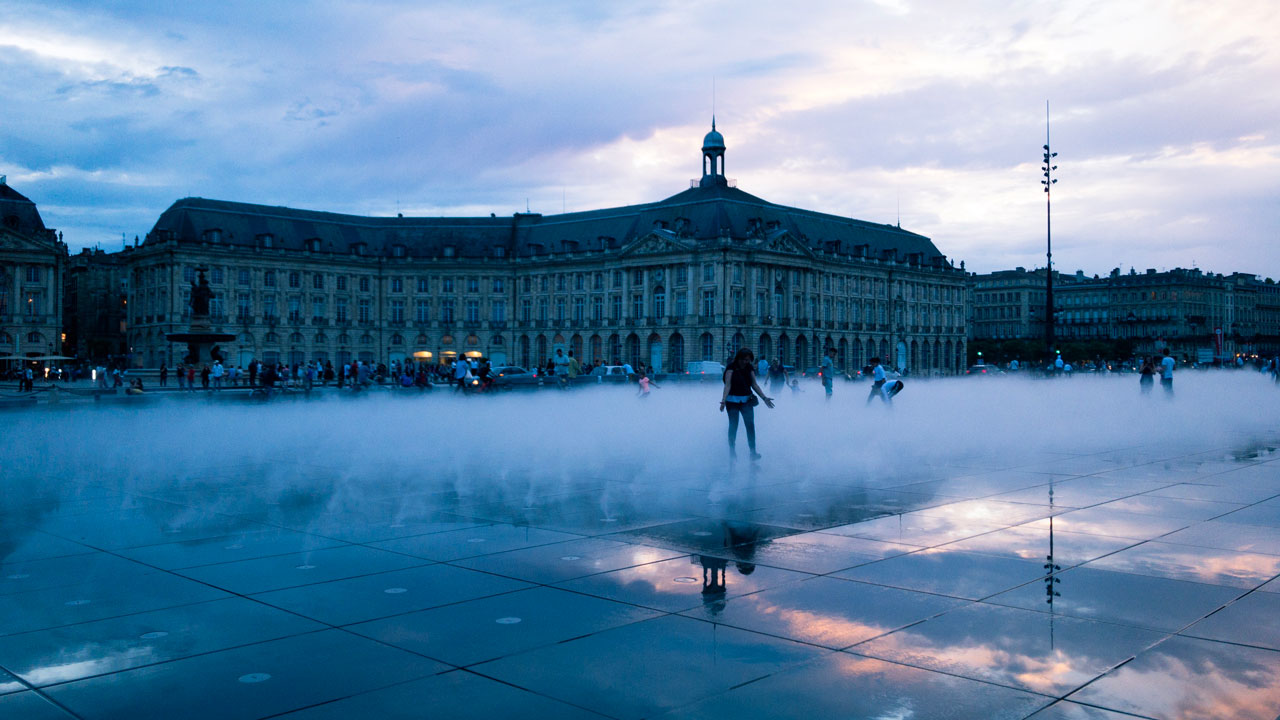 ボルドーの水の鏡