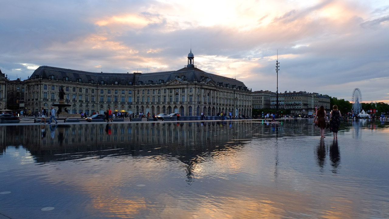 ボルドーの水の鏡